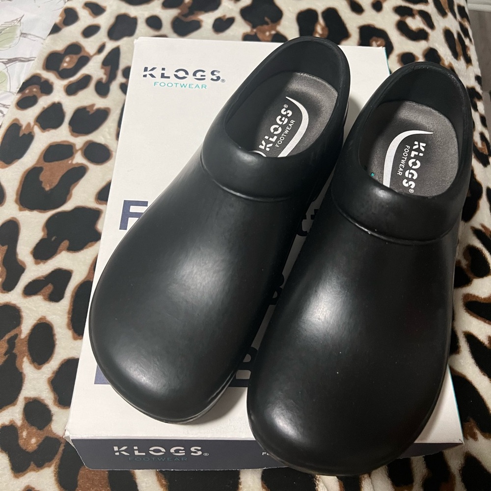 Klogs nursing shoes only worn one time.